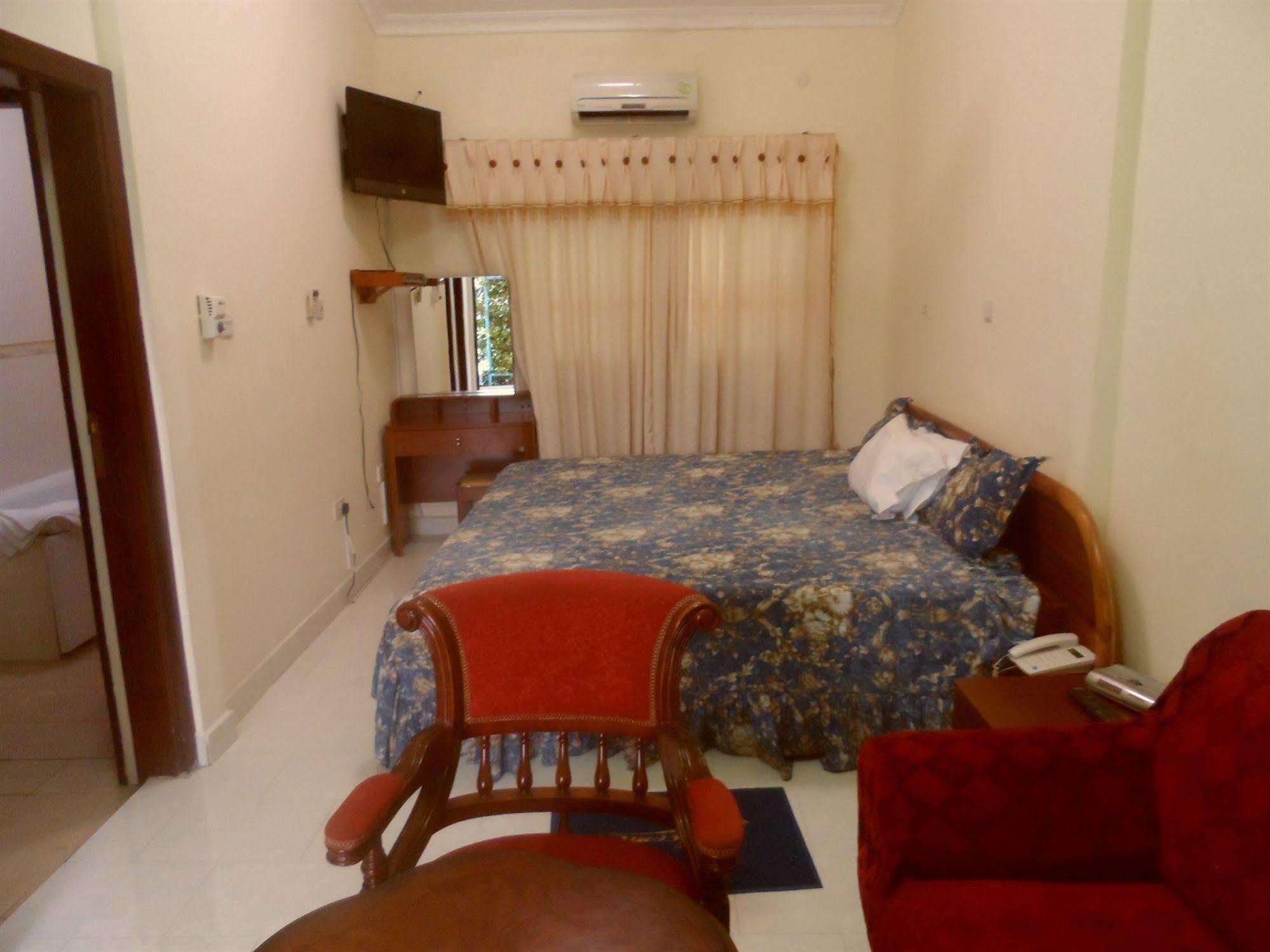 De Holiday Beach Hotel Kokrobite Ngoại thất bức ảnh