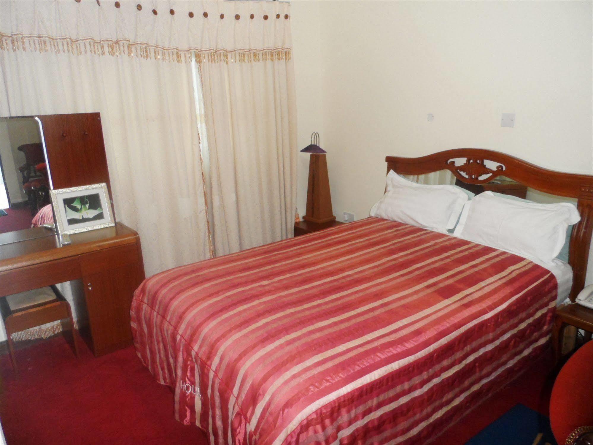 De Holiday Beach Hotel Kokrobite Ngoại thất bức ảnh