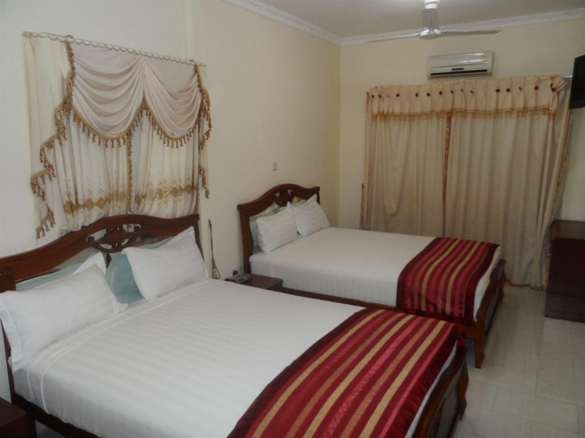 De Holiday Beach Hotel Kokrobite Ngoại thất bức ảnh