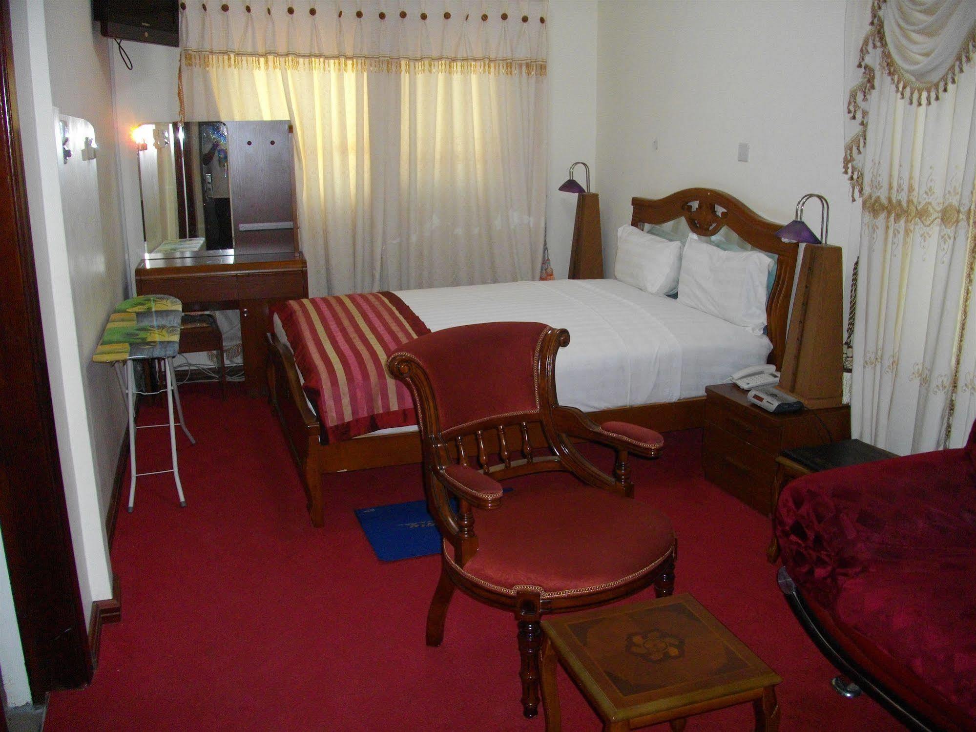 De Holiday Beach Hotel Kokrobite Ngoại thất bức ảnh
