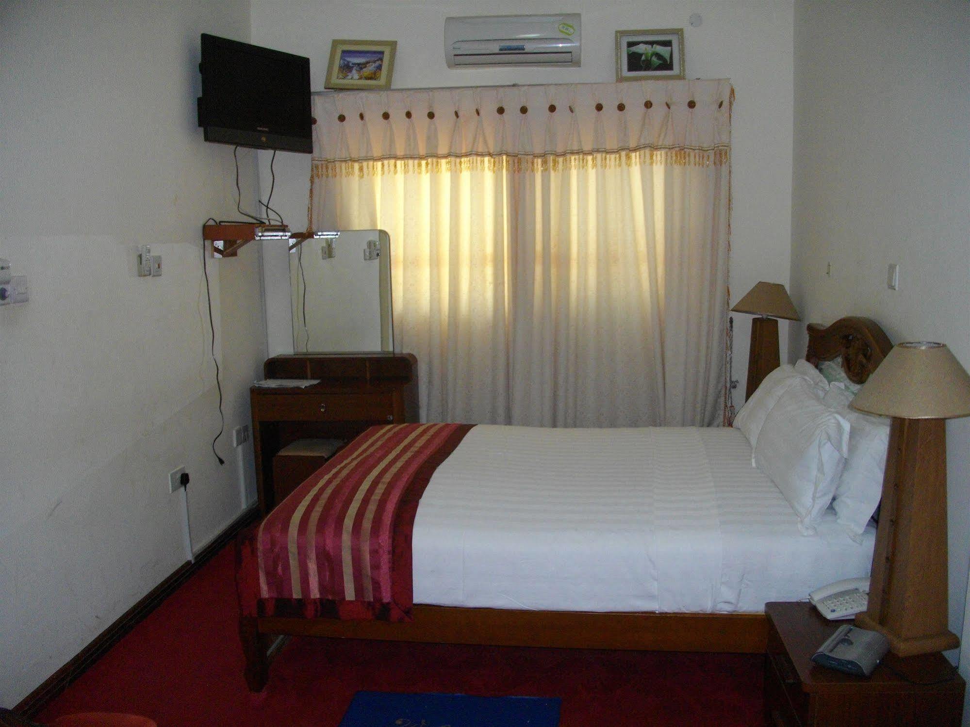 De Holiday Beach Hotel Kokrobite Ngoại thất bức ảnh
