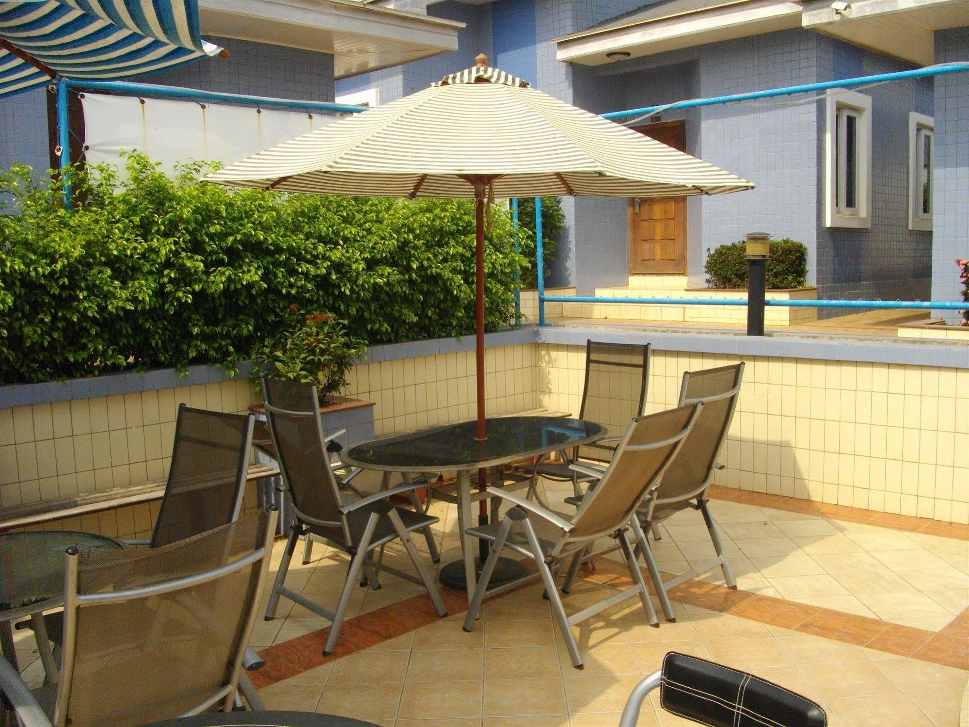 De Holiday Beach Hotel Kokrobite Ngoại thất bức ảnh